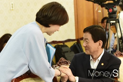 [머니S포토] 인사 나누는 유은혜-진영