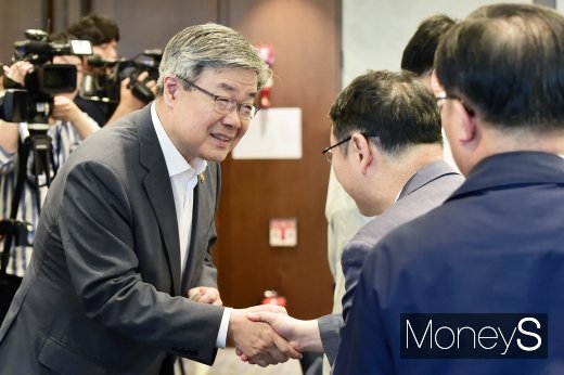 [머니S포토] 노동시간 단축 논의 위해 중소-중견기업 만난 이재갑 장관