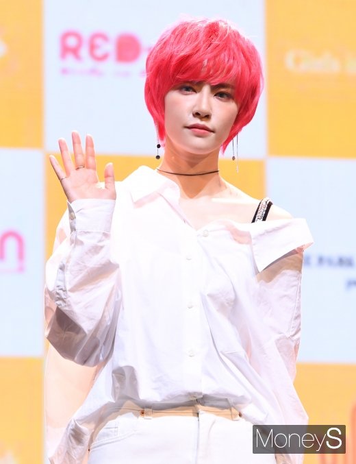 [머니S포토] 공원소녀 미야, 강렬한 레드 헤어컬러