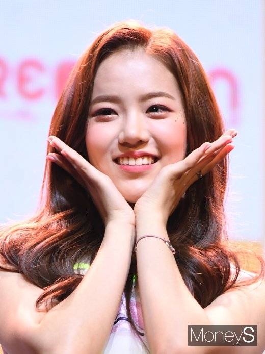 [머니S포토] 공원소녀 레나 '꽃미모 활짝'