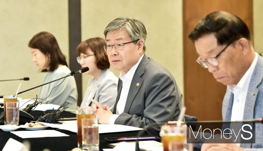 [머니S포토] 이재갑 장관, 노동시간 단축 현장지원단 관련 설명