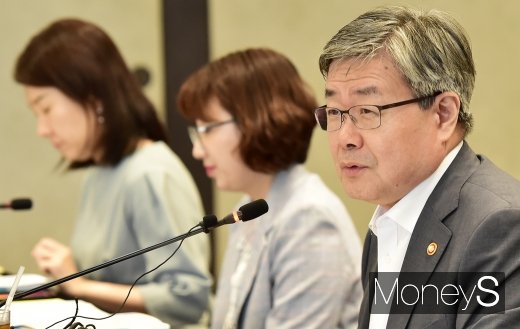 [머니S포토] 이재갑 장관, 중소-중견기업 만나 노동시간 단축 논의