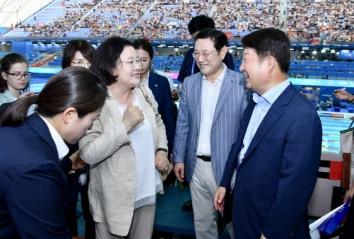 23일 2019광주세계수영선수권대회 관람을 위해 남부대 주경기장을 찾은 김정숙 여사(사진 앞줄 왼쪽에서 두 번째)가 이용섭 광주시장(세 번째), 권영진 대구시장(네 번째)과 담소를 나누고 있다./사진제공=광주세계수영선수권대회 조직위