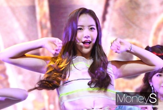 [머니S포토] 공원소녀 레나 '예쁘다 예뻐'