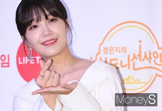 [머니S포토] 정은지 '공손한 하트'