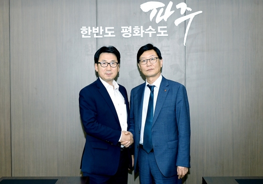 최종환 파주시장은 23일 수도권광역급행철도(GTX) A노선이 통과하는 한국지역난방공사 파주지사에 대한 안전진단용역 조기 추진을 위해 황창화 한국지역난방공사 사장과 면담을 가졌다. / 사진제공=파주시