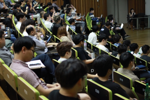 AI 스타톤 2019 참가자들이 네이버 본사에서 사전교육을 듣고 있다. /사진=네이버