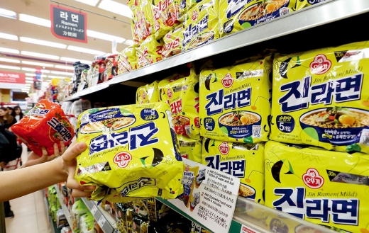 서울 중구에 위치한 대형마트에 진열된 오뚜기 진라면. /사진=뉴시스 DB