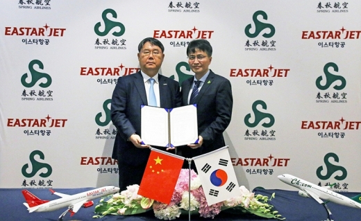 7월23일 중국 상하이에서 진행된 이스타항공과 춘추항공의 업무협약 체결식을 마치고 이스타항공 최종구 대표(왼쪽)와 춘추항공 왕즈지에 총재가 기념촬영을 하고 있다. /사진=이스타항공