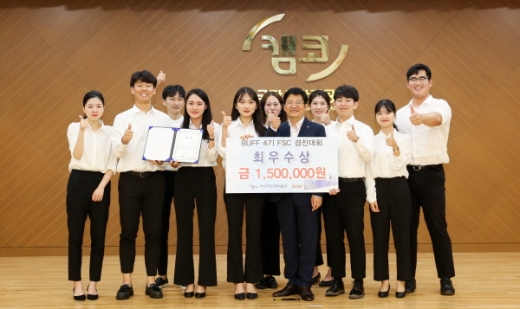 캠코와 BNK부산은행이 7월23일 부산국제금융센터(BIFC) 본사 3층 캠코마루에서 개최한 ‘대학생 역량강화 네트워크(BUFF)’ 4기 FSC프로젝트 경진대회에서 최우수상을 수상한 ‘온커리어’팀이 기념촬영을 하고 있다./사진제공=캠코 