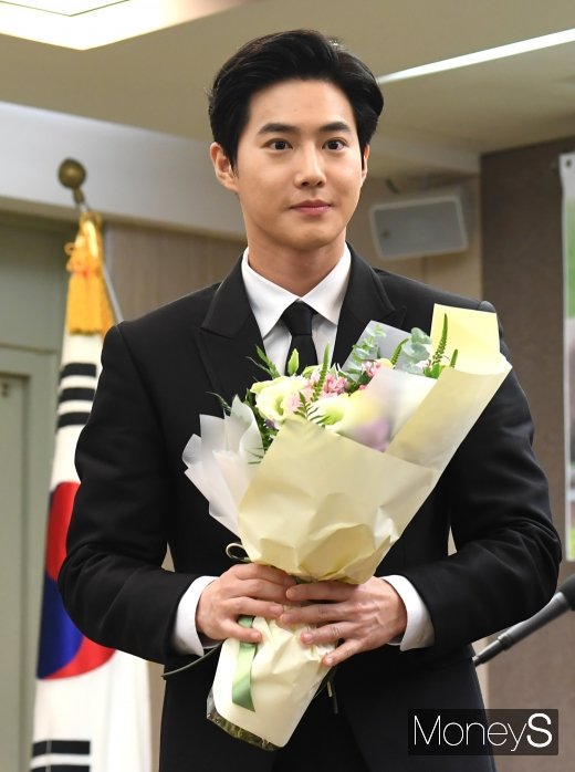 [머니S포토] 엑소 수호 '꽃을 든 미남'