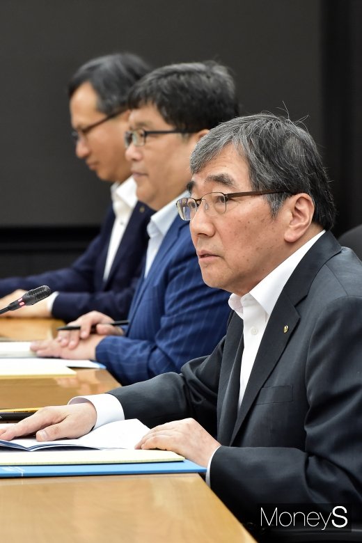 [머니S포토] KB브릿지 관련 모두발언하는 윤석헌 금감원장