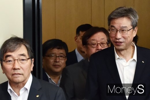 [머니S포토] 모바일 플랫폼 시연 간담회 참석한 윤석헌-허인