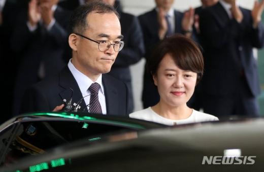 문무일 검찰총장(왼쪽) 부인 최정윤씨. /사진=뉴시스     