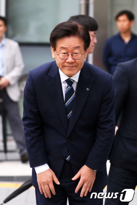 이재명 경기도지사가 24일 오전 경기도 수원시 영통구 수원고등법원에서 열리는 직권남용과 공직선거법 위반 혐의에 대한 항소심 3차 공판에 출석하던 중 취재진을 향해 인사하고 있다. / 사진제공=뉴스1