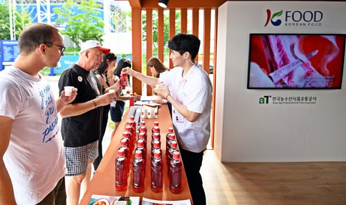 aT는 광주세계수영선수권대회가 열리고 있는 광주 광산구 남부대 마켓스트리트에서 농식품 홍보관을 운영하고 있다./사진제공=aT  