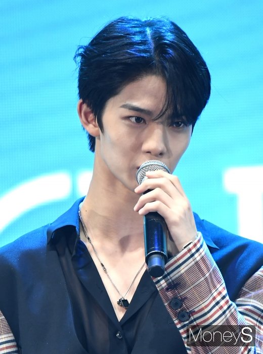 [머니S포토] CIX(씨아이엑스) 배진영 '센터로 데뷔'