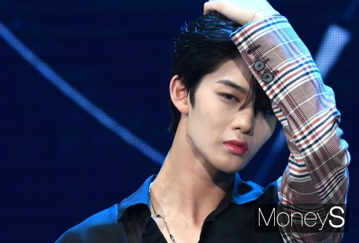 [머니S포토] CIX(씨아이엑스) 배진영 '치명적인 섹시 눈빛'