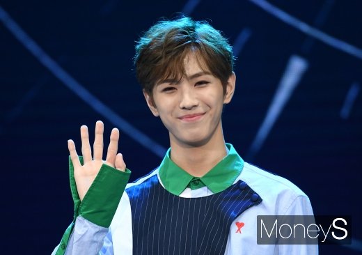 [머니S포토] CIX(씨아이엑스) 용희 '애교 넘치는 눈웃음'