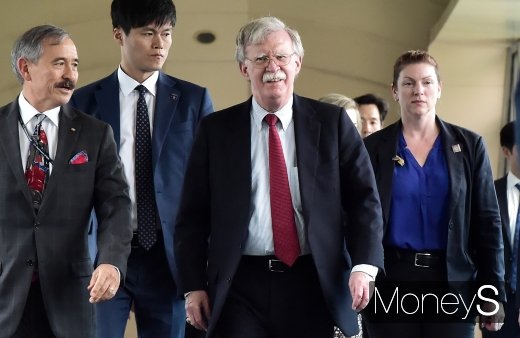 [머니S포토] 외교부 청사 방문한 존 볼턴 미 국가안보보좌관