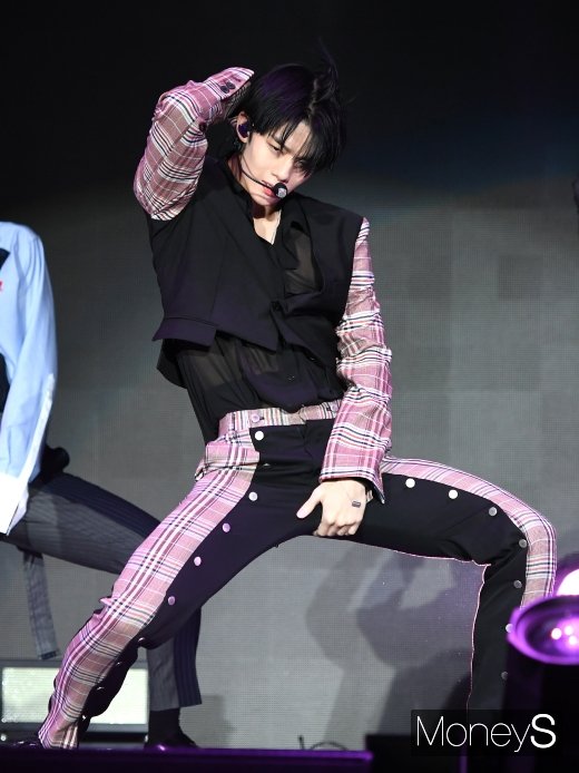[머니S포토] CIX(씨아이엑스) 배진영 '섹시한 남성미'