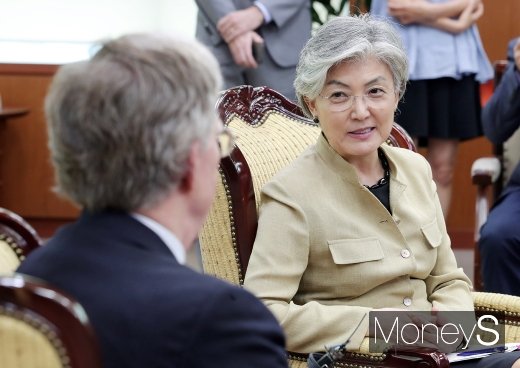 [머니S포토] 존 볼턴 미 안보보좌관 과 면담하는 강경화 장관
