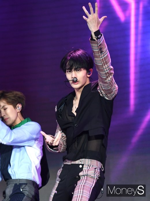 [머니S포토] CIX(씨아이엑스) 배진영 '귀여움 대신 섹시함 장착'