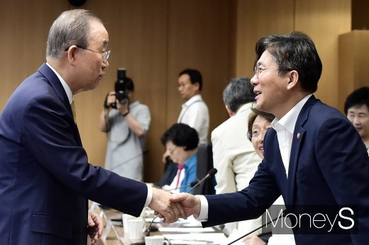 [머니S포토] 성윤모 장관과 인사 나누는 반기문 위원장
