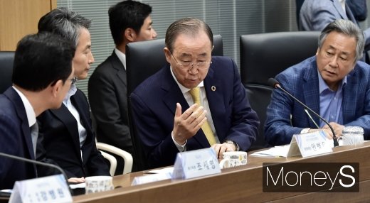 [머니S포토] 국가기후환경회의, 의견 나누는 반기문