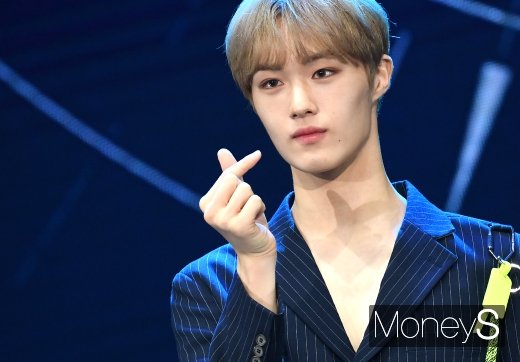CIX(씨아이엑스) 현석이 24일 오후 서울 송파구 방이동 서울올림픽공원 SK올림픽핸드볼경기장에서 열린 데뷔 EP앨범 'HELLO' Chapter 1. Hello, Stranger 쇼케이스 무대에 올라 포즈를 취하고 있다. /사진=장동규 기자