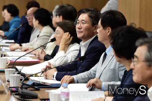 [머니S포토] 발언 경청하는 성윤모 장관