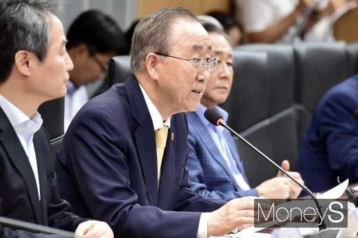 [머니S포토] 미세먼지 관련 발언하는 반기문