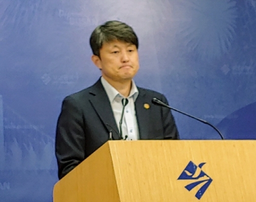 유재수 부산시 경제부시장이 24일 블록체인 규제자유특구 선정 결과를 발표했다./사진=김동기 기자