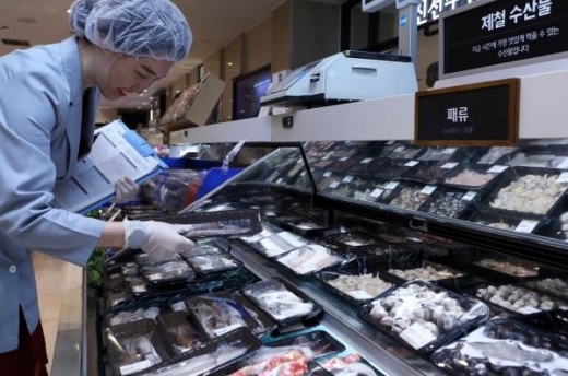 롯데쇼핑 유통 계열사가 9월 말까지 본격적인 식품위생관리에 돌입하는 가운데 수산물 코너에서 점검이 진행되고 있다/사진제공=롯데쇼핑