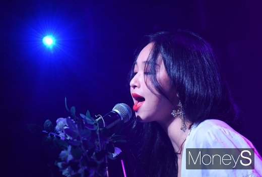[머니S포토] 신유미, 감성 자극하는 발라드