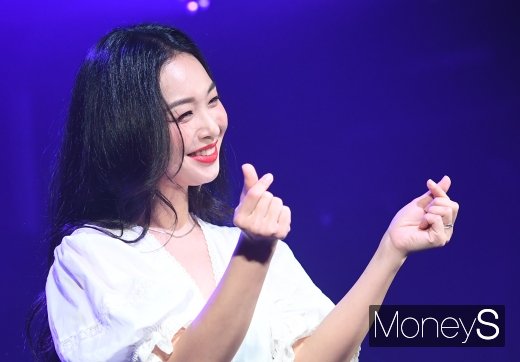 [머니S포토] 신유미 '러블리한 하트'