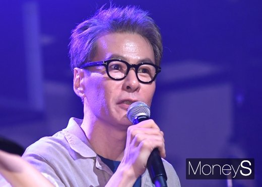 [머니S포토] 윤상 '오늘 쇼케이스 진행 맡았어요'