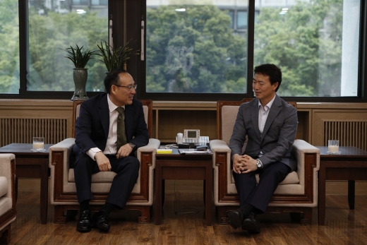 오세정 서울대 총장(좌)과 김종천과천시장. / 사진제공=과천시