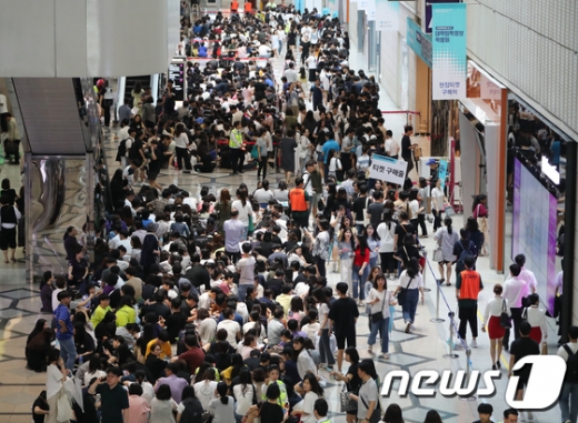 25일 서울 삼성동 코엑스에서 열린 '2020학년도 수시 대입박람회' 입장을 위해 고3 수험생 및 학부모들이 길게 줄을 서고 있다. /사진=뉴시스 