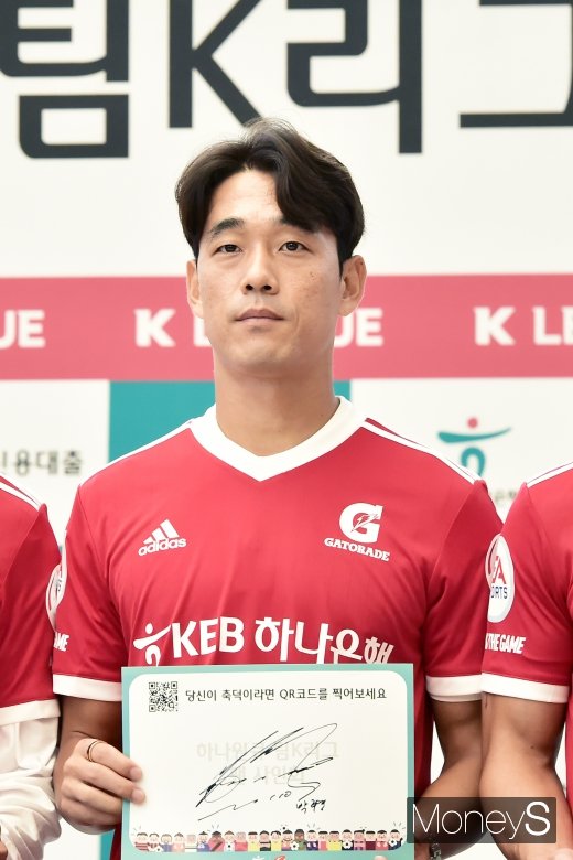 [머니S포토] 사인지 들고 취재진 앞에 선 팀K리그 박주영