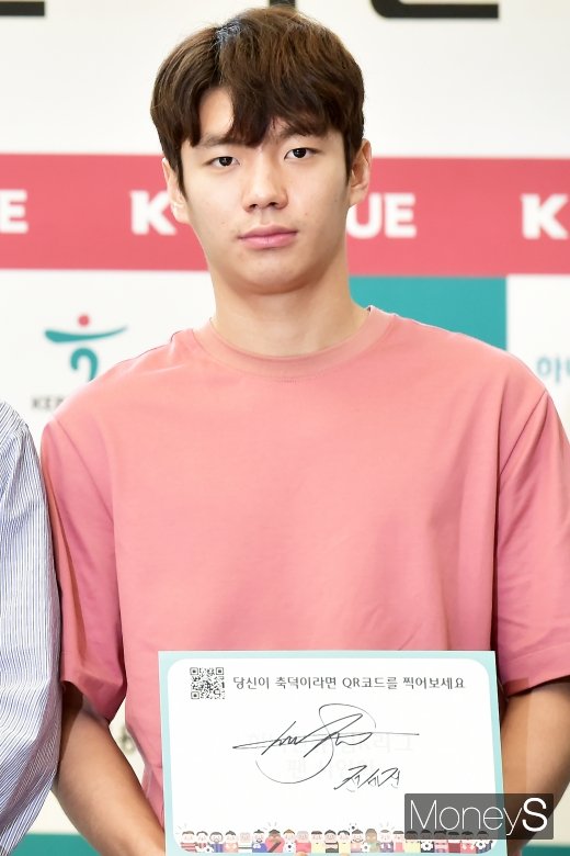 [머니S포토] 전세진, '제 사인 멋진가요?'