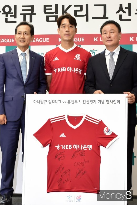 [머니S포토] 지성규-허정무 사이의 박주영, 다소 긴장된 표정?