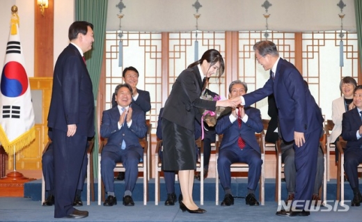 문재인 대통령이 김건희씨에게 꽃다발을 건네고 있다. /사진=뉴시스