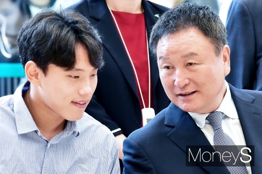 [머니S포토] 팀 K리그 팬사인회, 귀엣말 나누는 조영욱-허정무