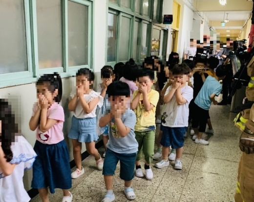 25일 서울 구로구 한 초등학교 과학실에서 포르말린이 유출돼 학생과 교사 등 총 1200명이 대피하는 소동이 벌어졌다. /사진=구로소방서 제공