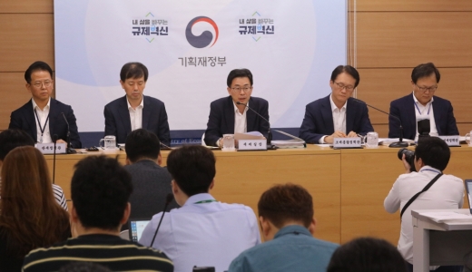김병규 기획재정부 세제실장이 지난 22일 정부세종청사에서 2019년 세법개정안에 대해 설명하고 있다. / 사진=뉴시스 강종민 기자