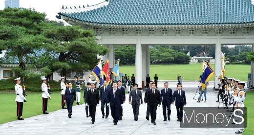 [머니S포토] 임명식 후 현충원 방문한 윤석열 검찰총장