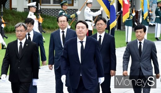 [머니S포토] 현중원 참배하는 윤석열 검찰총장