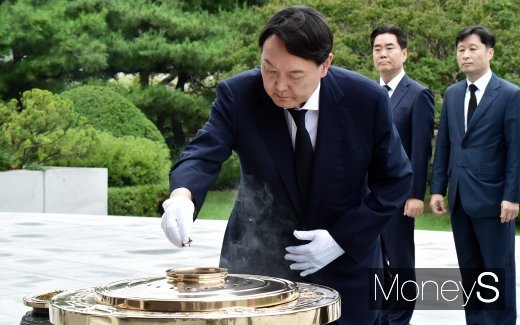 [머니S포토] 현충탑 분향하는 윤석열 신임 검찰총장