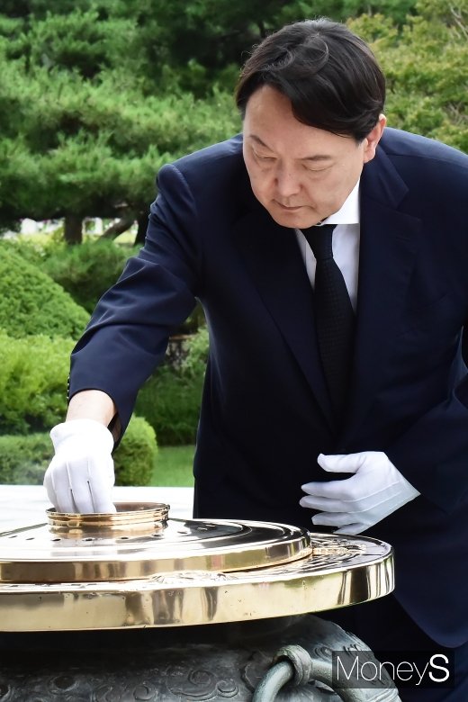[머니S포토] 분향하는 제43대 검찰총장 윤석열